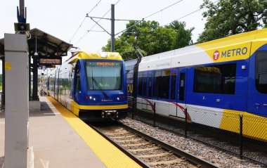 Minneapolis, Minnesota, ABD - 12 Temmuz 2024 - Minnehaha Şelalesi yakınlarındaki Metro Transit tren durağı