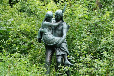 Minneapolis, Minnesota, ABD - 14 Temmuz 2024 - Minnehaha Şelalesi yakınlarındaki Jacob Fjelde 'nin Hiawatha & Minnehaha heykeli