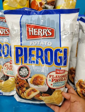 Wilmington, Delaware, ABD - 15 Temmuz 2024 - Pierogi aromalı patates cipsi Herr 's