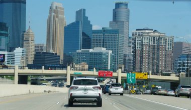 Minneapolis, Minnesota, ABD - 9 Temmuz 2024 Doğu ve Batı eyaletleri arasındaki trafik şehir merkezine doğru ilerliyor.
