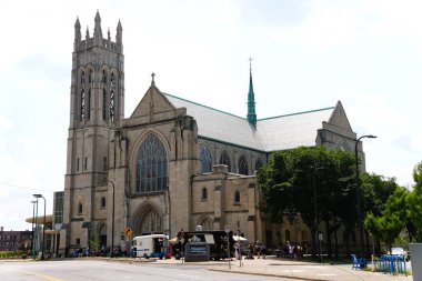 Minneapolis, Minnesota, ABD - 9 Temmuz 2024 Orta Lüteryen Kilisesi 'nin ziyaretçileri ve yemek kamyonlarıyla manzarası