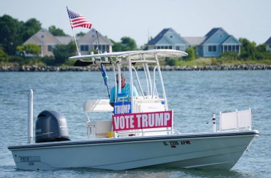 Bethany Sahili, Delaware, ABD - 3 Ağustos 2024 Hint Nehri Körfezi kıyısındaki körfezde 'Trump' lı bir balıkçı teknesi