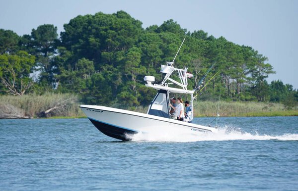 Bethany Beach, Делавэр, США - 3 августа 2024 - Рыбацкая лодка на заливе Индиан-Ривер в жаркий летний день