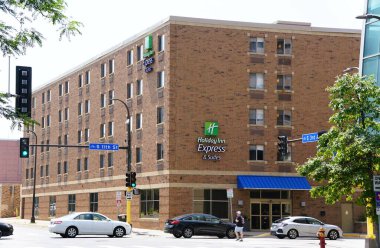 Minneapolis, Minnesota, ABD - 13 Temmuz 2024 - S 11. caddedeki Holiday Inn Express ve Suites 'in ön görüntüsü