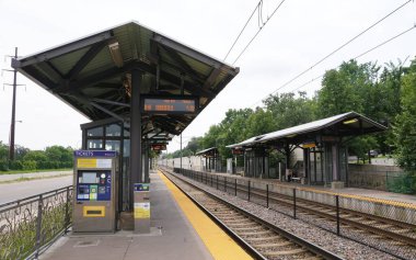 Minneapolis, Minnesota, ABD - 12 Temmuz 2024 Minnehaha Şelalesi yakınlarındaki metro durağı