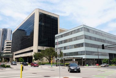 Minneapolis, Minnesota, ABD - 14 Temmuz 2024 Minneapolis Kamu Hizmet Merkezi yanındaki TriTech Ofis Merkezi