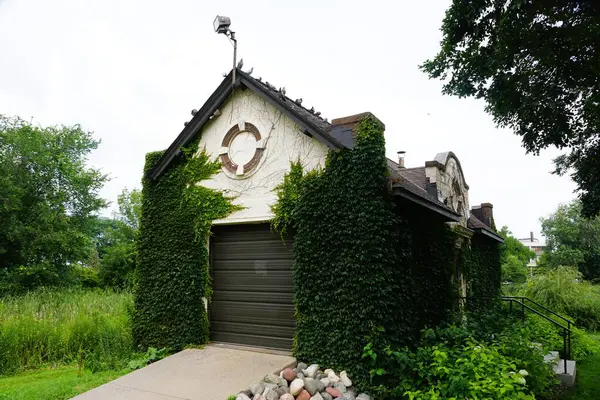 stock image Minneapolis, Minnesota, U.S.A - July 9, 2024 - A building covered in ivy near Loring Park