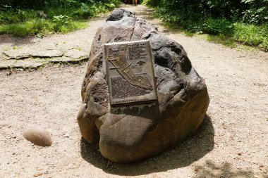 Minneapolis, Minnesota, ABD - 14 Temmuz 2024 - Minnehaha Şelalesi yakınlarındaki kayalıklardaki ana metal haritası