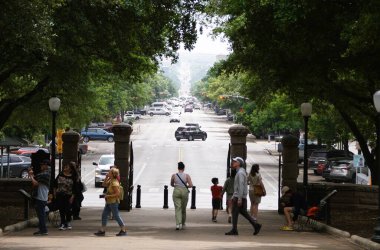 Austin, Teksas, ABD - 10 Nisan 2024 - Güneşli bir günde Kongre Bulvarı 'nda trafiğe tepeden bakan insanların yol manzarası