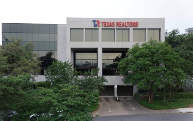 Austin, Teksas, ABD - 10 Nisan 2024 Teksas Emlakçılık binasının ön manzarası