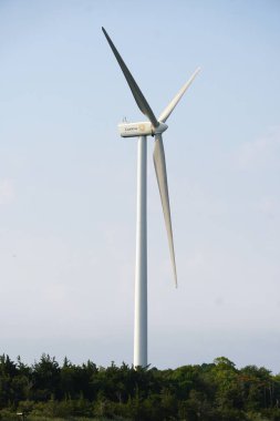 Lewes, Delaware, ABD - 18 Ağustos 2024 - Sıcak bir yaz günü Gamesa rüzgar gülü manzarası