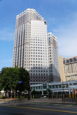 Minneapolis, Minnesota, ABD - 12 Temmuz 2024 Güneşli bir günde SPS Kulesi manzarası