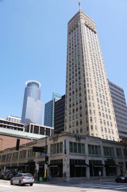 Minneapolis, Minnesota, ABD - 12 Temmuz 2024 Foshay Kulesi ve Capella Kulesi manzarası