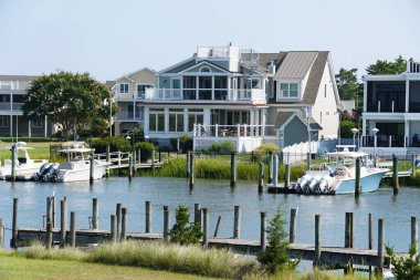 Lewes, Delaware, ABD - 18 Ağustos 2024 Lewes ve Rehoboth Kanalı 'nda rıhtımı olan rıhtım evi