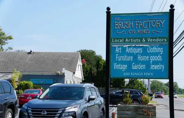 Lewes, Delaware, ABD - 18 Ağustos 2024 - The Brush Factory On Kings 'in yerel sanatçı ve satıcıların sergilendiği tabela