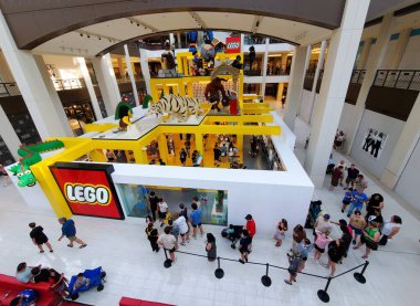 Minneapolis, Minnesota, ABD - 12 Temmuz 2024 - Müşteriler Amerika 'daki AVM' deki Lego mağazasına girmek için kuyrukta bekliyorlar