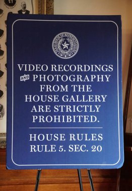 Austin, Texas, U.S.A - 9 Nisan 2024 - Mavi tabela, Teksas Kongre Binası 'nın Senato Odası' nın içerisindeki ev galerisinden herhangi bir video kaydı ve fotoğraf çekilmesini yasaklamıştır.