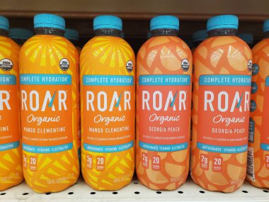 Wilmington, Delaware, ABD - 20 Ağustos 2024 Kükreyen Organik Mango Clementine ve Georgia Peach 'in parlak etiketi