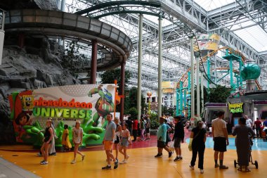 Minneapolis, Minnesota, U.S.A - 12 Temmuz 2024 - Kalabalık çeşitli maceraları ve Amerika 'nın AVM' sinde renkli gezintileri araştırıyor