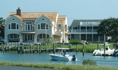 Lewes, Delaware, ABD - 18 Ağustos 2024 Lewes ve Rehoboth Kanalı 'ndaki rıhtım evleri