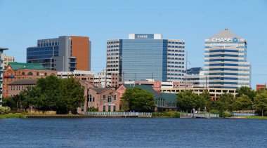 Wilmington, Delaware, ABD - 8 Eylül 2024 Christina Nehri 'ne bakan Riverfront Park bölgesinden görülen şehir merkezinin manzarası