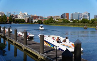 Wilmington, Delaware, ABD - 8 Eylül 2024 Halka açık liman ve tekne Christina Nehri 'nde kayıyor.