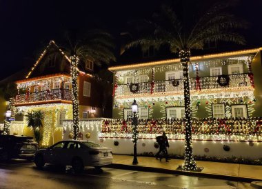 St. Augustine, Florida, ABD - 19 Kasım 2023 - Işıklar Gecesi kutlamaları sırasında sokaktaki binalar Noel ışıkları ve renkli süslerle süslenmiştir.