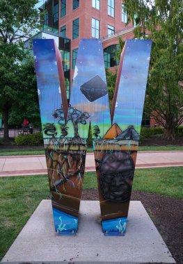 Wilmington, Delaware, ABD - 8 Eylül 2024 Wilmington Sahilyolu 'nun boyalı W heykeli