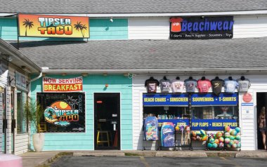 Dewey Plajı, Delaware, ABD - 15 Eylül 2024 Tipsea Taco restoranı ve 1. Cadde 'deki Beachwear hediyelik eşya dükkanı