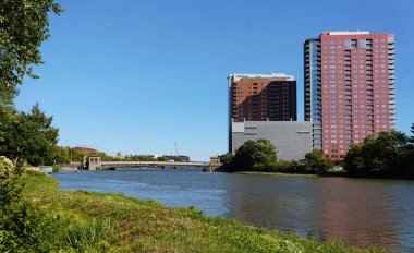 Wilmington, Delaware, ABD - 30 Eylül 2024 Christina Nehri 'ne bakan Senatör John E. Reilly Sr Köprüsü ve Nehir Kulesi