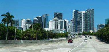 Miami, Florida, ABD - 22 Eylül 2024 Şehir manzaralı 95 nolu otoyolda trafik