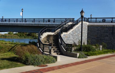 Wilmington, Delaware, ABD - 30 Eylül 2024 Güneşli bir günde Riverfront yakınlarındaki Senatör Margaret Henry Köprüsü 'ne giden basamaklar