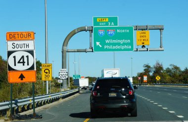 Wilmington, Delaware, ABD - 21 Ekim 2024 - I-95 North ve I-495 North yönünden Philadelphia 'ya giden I-95 kuzey çıkışına doğru 3A çıkışı ve 141.
