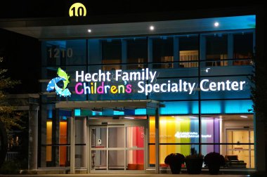 Allentown, Pennsylvania, ABD - 19 Ekim 2024 Hecht Ailesi Çocuk Uzmanlık Merkezi gece renkli ışıklarla aydınlatıldı