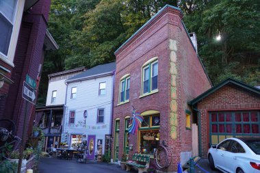 Jim Thorpe, Pennsylvania, ABD - 19 Ekim 2024 Race Caddesi 'ndeki renkli hediye dükkanı ve binalar