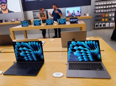 Christiana, Delaware, ABD - 7 Kasım 2024 - Apple MacBook Air, canlı mavi soyut tasarımları sergiliyor