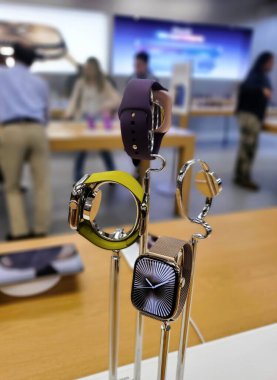 Christiana, Delaware, ABD - 7 Kasım 2024 - Zarif stantlarda sergilenen bir Apple Saatleri seçimi, çeşitli renkler ve stiller