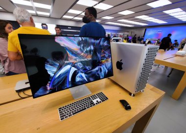 Christiana, Delaware, ABD - 7 Kasım 2024 - Bir Mac Pro ve Pro Ekran XDR sergileniyor, ekranın canlı renkleri ve dinamik tasarımı vurgulanıyor