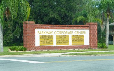 Lakeland, Florida, ABD - 14 Kasım 2024 - Parkway Corporate Center 'ın tuğla levhası, çeşitli şirket ve hizmetleri gösteriyor