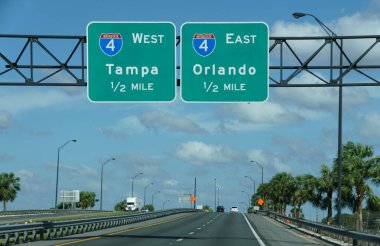 Florida, ABD - 10 Kasım 2024 - Otoyol işaretleri I-4 'teki Tampa ve Orlando istikametini gösteriyor.