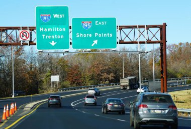 New Jersey, U.S.A - 9 Kasım 2024 - I-195 karayolu, Hamilton ve Trenton 'a doğru trafik, ve Shore Points' e doğru