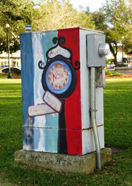 Winter Haven, Florida, ABD - 10 Kasım 2024 - Yaratıcılığın ve olumlu düşüncenin bir kanıtı, saat yüzü ve motivasyon ifadeleriyle boyanmış bir araç kutusu