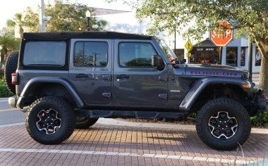 Winter Haven, Florida, ABD - 10 Kasım 2024 - Cip Wrangler Rubicon 'un gri bir rengi