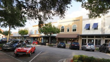 Winter Haven, Florida, ABD - 10 Kasım 2024 Güneşli bir günde şehir merkezindeki cadde boyunca mağazalar ve işletmeler