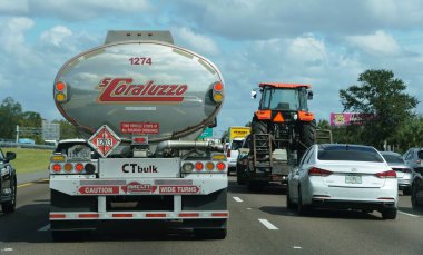 Florida, ABD - 10 Kasım 2024 - Coraluzzo tanker kamyonunun arkası ve diğer büyük araçlar yoğun karayolu trafiğinde görülebilir