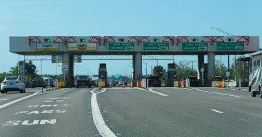 St. Petersburg, Florida, ABD - 10 Kasım 2024 Sunshine Skyway Köprüsü 'nün güney gişesinden kuzeye giden trafik