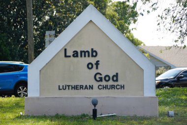 Haines City, Florida, ABD - 10 Kasım 2024 Tanrı 'nın Kuzusu Lutheran Kilisesi işareti, otlak bir bölgede yer almaktadır.