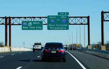 New Jersey, ABD - 9 Kasım 2024 I-95 Kuzey 'e giden otoyol, I-95 Güney ve 276 Batı' dan Pennsylvania Turnpike ve Philadelphia 'ya giden I-95 New York City ve 6.