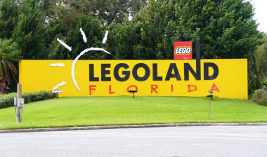 Winter Haven, Florida, U.S.A - 12 Kasım 2024 - Legoland Florida 'ya girişi gösteren koyu sarı bir tabela, çocuklar ve yetişkinler için bir hedef..