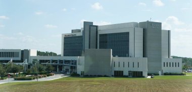 Florida, ABD - 14 Kasım 2024 - Orlando Sağlık Kampüsü 'nün dış görünüşü, mimari tarzlar ve peyzajın karışımı.